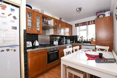 2 bedroom flat to rent, Charters Close, London, SE19