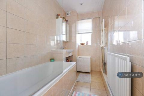2 bedroom flat to rent, Charters Close, London, SE19