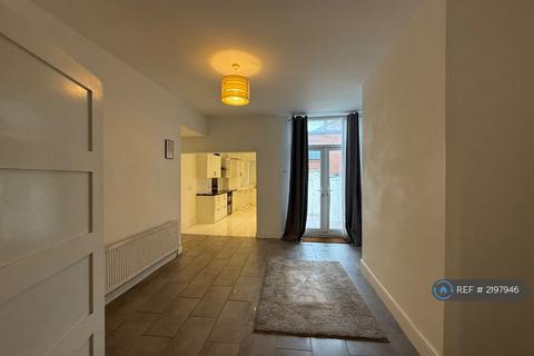 3 bedroom terraced house to rent, Nona St, Salford, M6