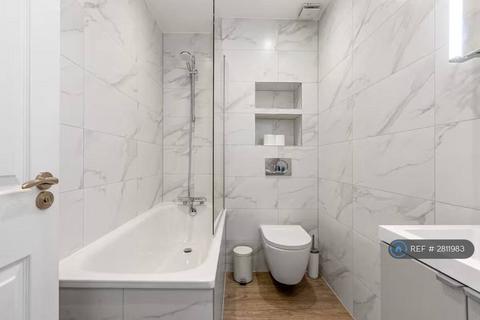 2 bedroom flat to rent, Clapham Common North Side, London, SW4
