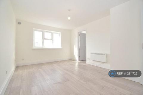2 bedroom flat to rent, Butteridges Close, Dagenham, RM9