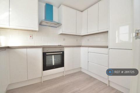 2 bedroom flat to rent, Butteridges Close, Dagenham, RM9