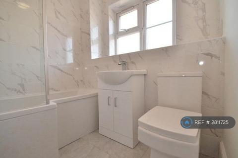 2 bedroom flat to rent, Butteridges Close, Dagenham, RM9