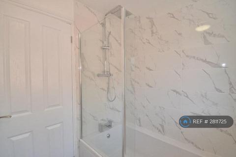 2 bedroom flat to rent, Butteridges Close, Dagenham, RM9