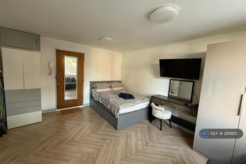 Studio to rent, Spencer Mews, London, W6
