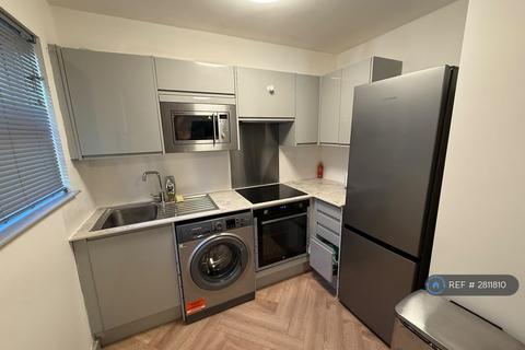 Studio to rent, Spencer Mews, London, W6