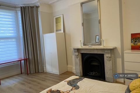 1 bedroom in a house share to rent, London, London, W5
