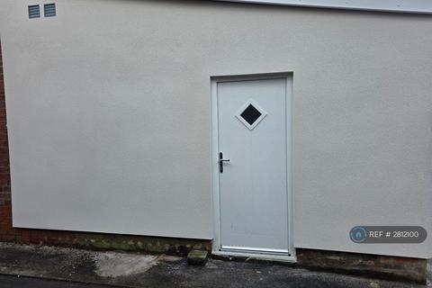 2 bedroom flat to rent, Ashton Road, Oldham, OL8