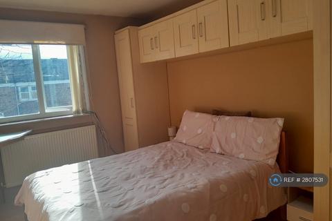 1 bedroom in a house share to rent, Dinnington Drive, Manchester, M8