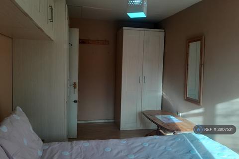 1 bedroom in a house share to rent, Dinnington Drive, Manchester, M8