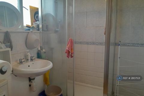 1 bedroom in a house share to rent, Dinnington Drive, Manchester, M8
