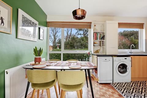 2 bedroom flat for sale, Leamington Court, Droitwich Close, London