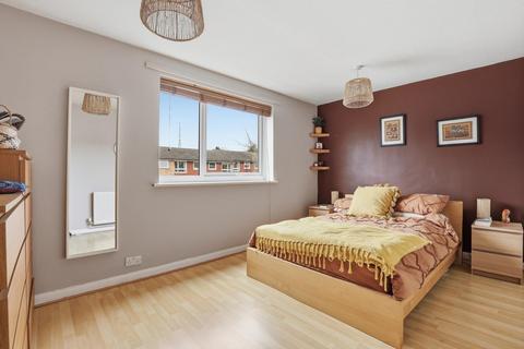 2 bedroom flat for sale, Leamington Court, Droitwich Close, London