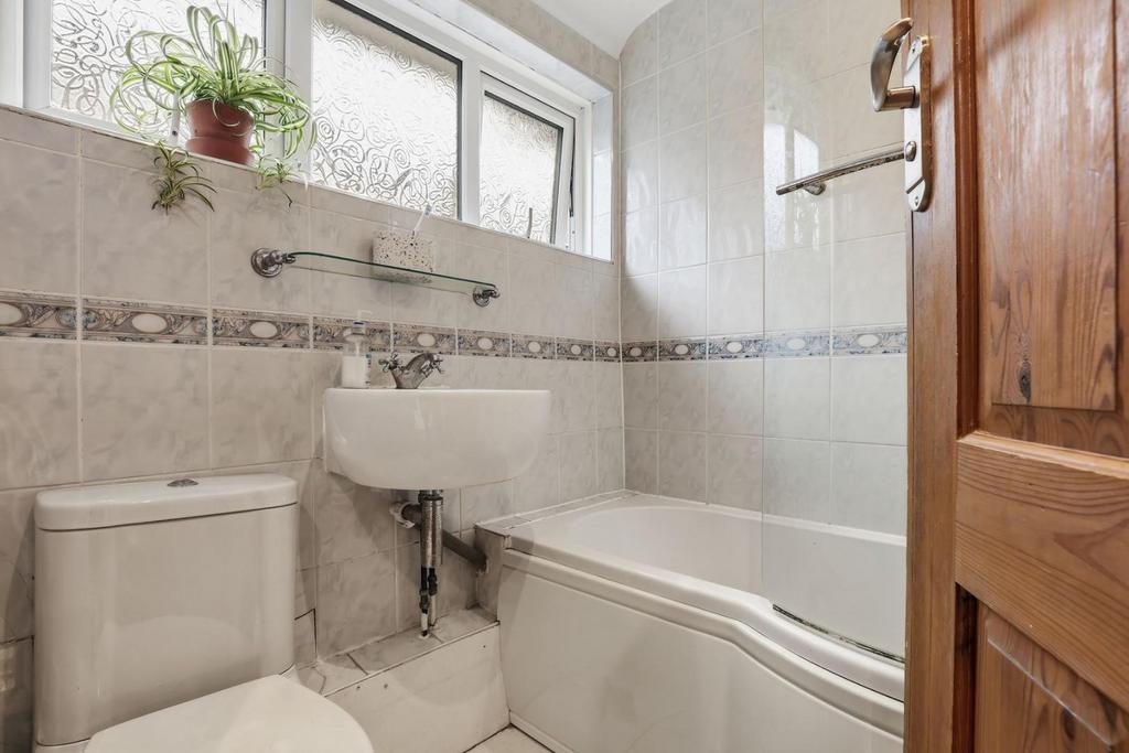 11-5b4c JHProp World  - 11 Meadowview Road - 34-medi