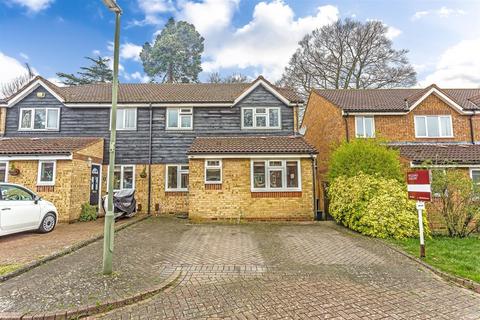 4 bedroom semi-detached house to rent, Dunnymans Road, Banstead