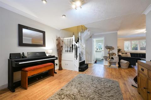4 bedroom semi-detached house to rent, Dunnymans Road, Banstead