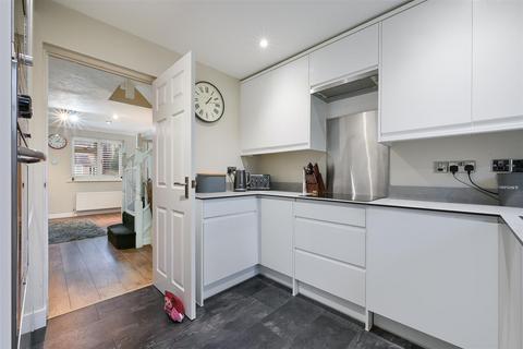 4 bedroom semi-detached house to rent, Dunnymans Road, Banstead