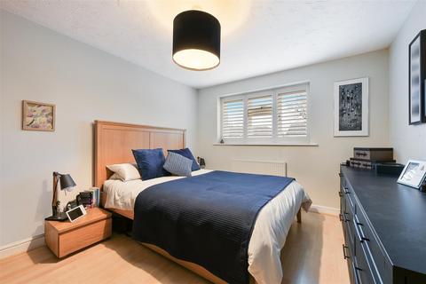 4 bedroom semi-detached house to rent, Dunnymans Road, Banstead