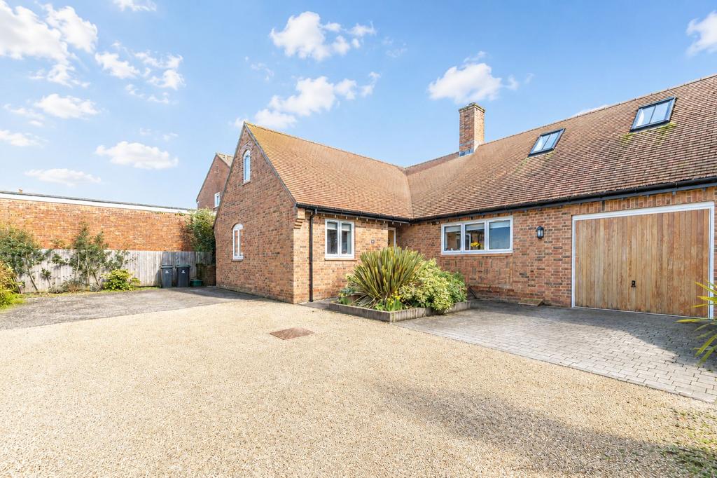 5 bedroom semi-detached house for sale