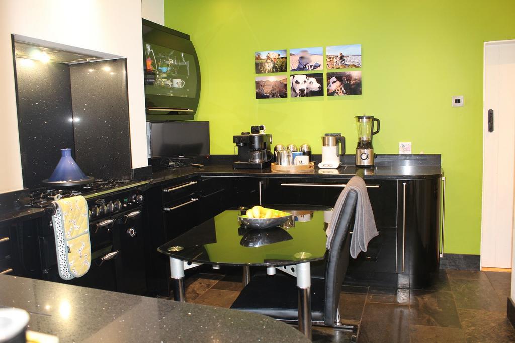Fitted Kitchen Picture 2