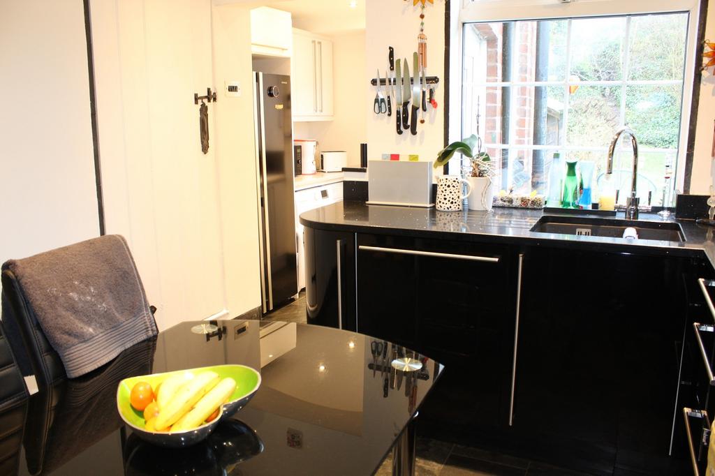 Fitted Kitchen Picture 3