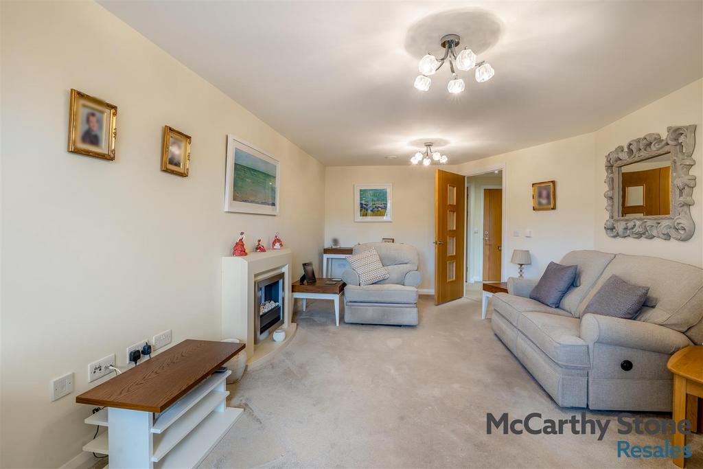 8679116-interior10.jpg