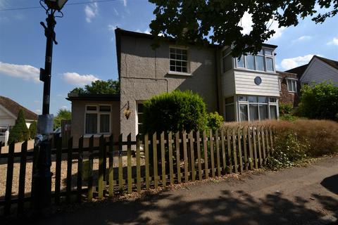 2 bedroom end of terrace house to rent, Baldwins Hill, Loughton