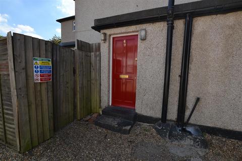 2 bedroom end of terrace house to rent, Baldwins Hill, Loughton