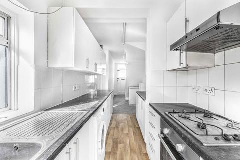 3 bedroom house to rent, Blakenham Road, London SW17