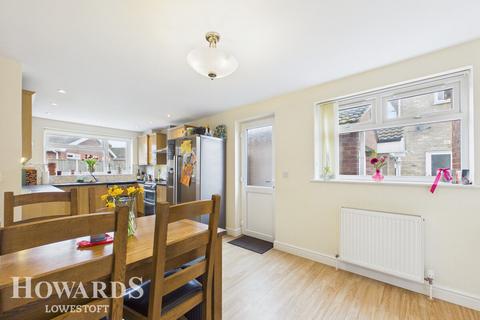 4 bedroom semi-detached house for sale, Pinewood Avenue, Lowestoft