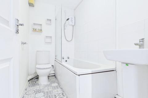 2 bedroom flat to rent, Danbury Crescent, South Ockendon, Essex, RM15