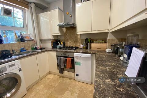 3 bedroom flat to rent, Rushton House, London, SW8