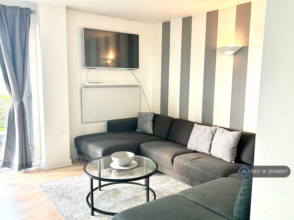 Living Room   2 Bed 2 Bath Near Greenwich