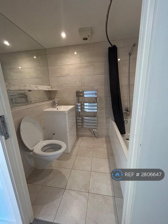 Main Bathroom   2 Bed 2 Bath Near Greenwich