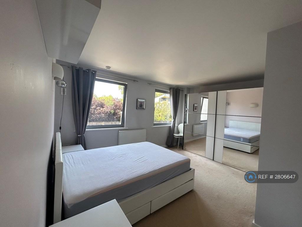 Master Bedroom   2 Bed 2 Bath Near Greenwich