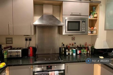 1 bedroom in a flat share to rent, Sycamore Court, London, SE1