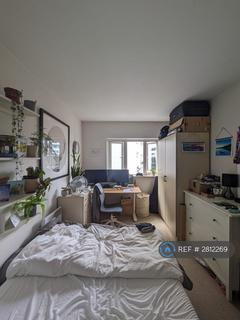 1 bedroom in a flat share to rent, Sycamore Court, London, SE1
