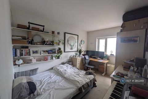 1 bedroom in a flat share to rent, Sycamore Court, London, SE1