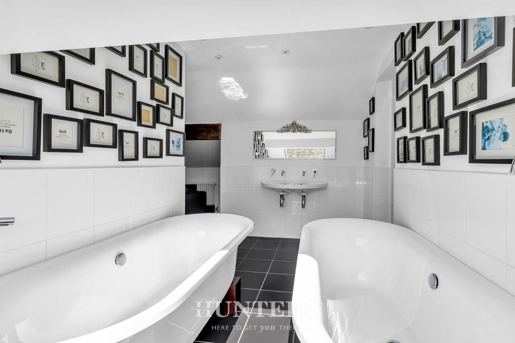 Master Suite Twin Bathtubs