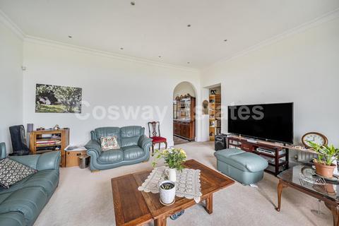 3 bedroom penthouse for sale, St. Vincents Lane, Mill Hill Village, NW7