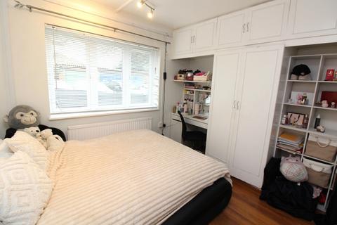 2 bedroom ground floor flat to rent, Billet Lane, RM11