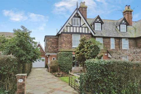 4 bedroom end of terrace house for sale, Marden Road, Staplehurst