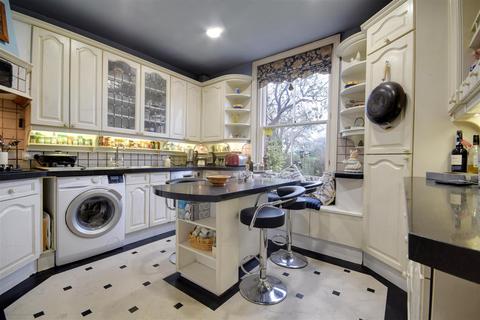 4 bedroom end of terrace house for sale, Marden Road, Staplehurst