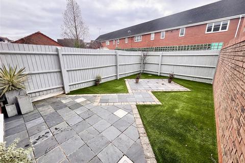 3 bedroom end of terrace house to rent, Dickens Heath Road, Dickens Heath