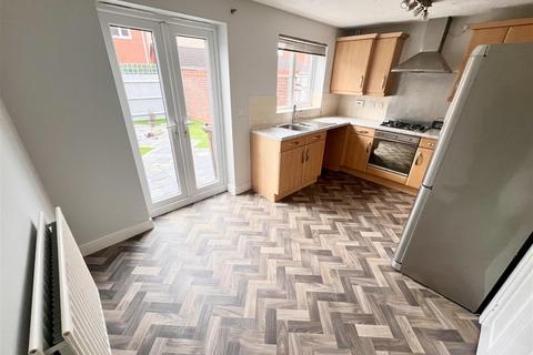 3 bedroom end of terrace house to rent, Dickens Heath Road, Dickens Heath