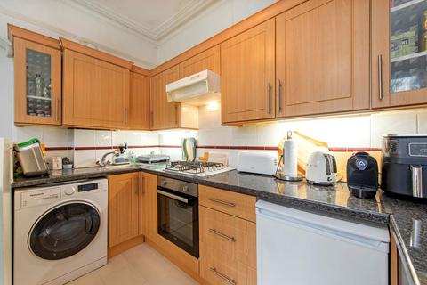 undefined, Kings Avenue, London N10