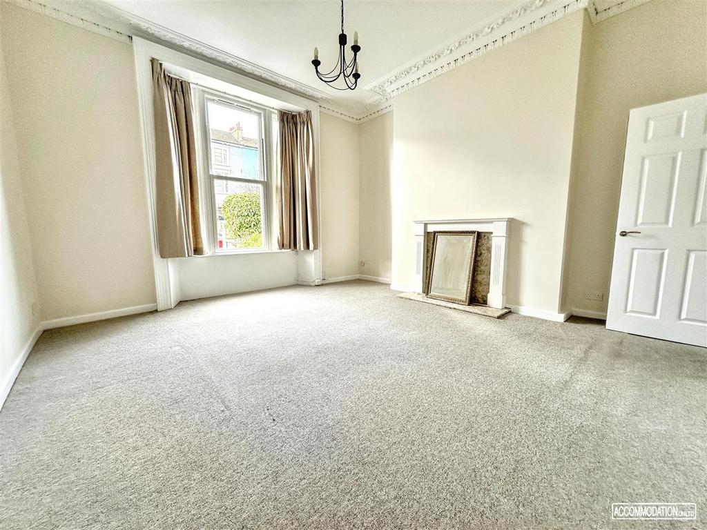 Bright, well-presented bedroom with large bay w...