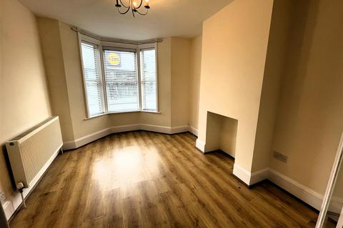 3 bedroom terraced house to rent, New Road, Littlehampton BN17