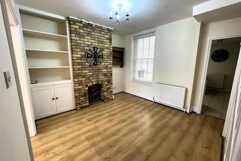 3 bedroom terraced house to rent, New Road, Littlehampton BN17