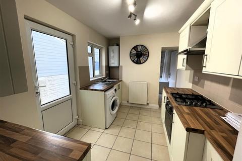 3 bedroom terraced house to rent, New Road, Littlehampton BN17